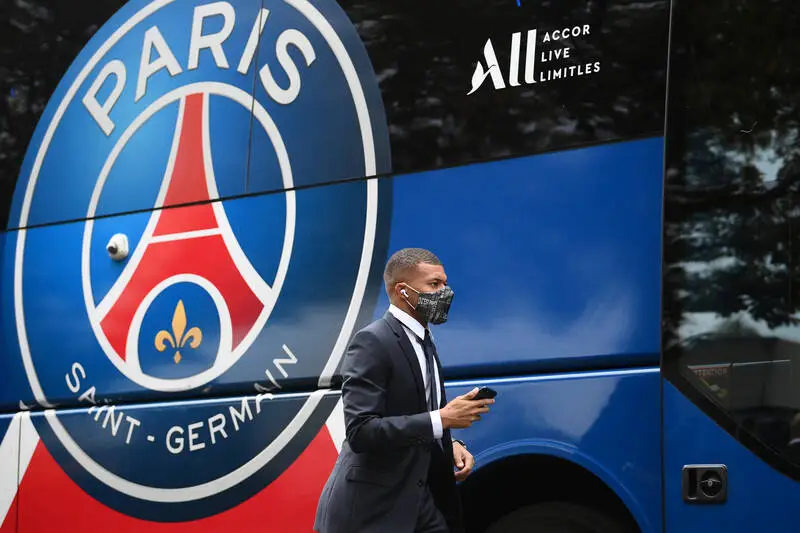 Paris Saint-Germain's French forward Kylian Mbappe leaves the bus upon his arrival before the French L1 football match between Paris-Saint Germain (PSG) and Olympique Lyonnais at The Parc des Princes Stadium in Paris on September 19, 2021. (Photo by FRANCK FIFE / AFP)