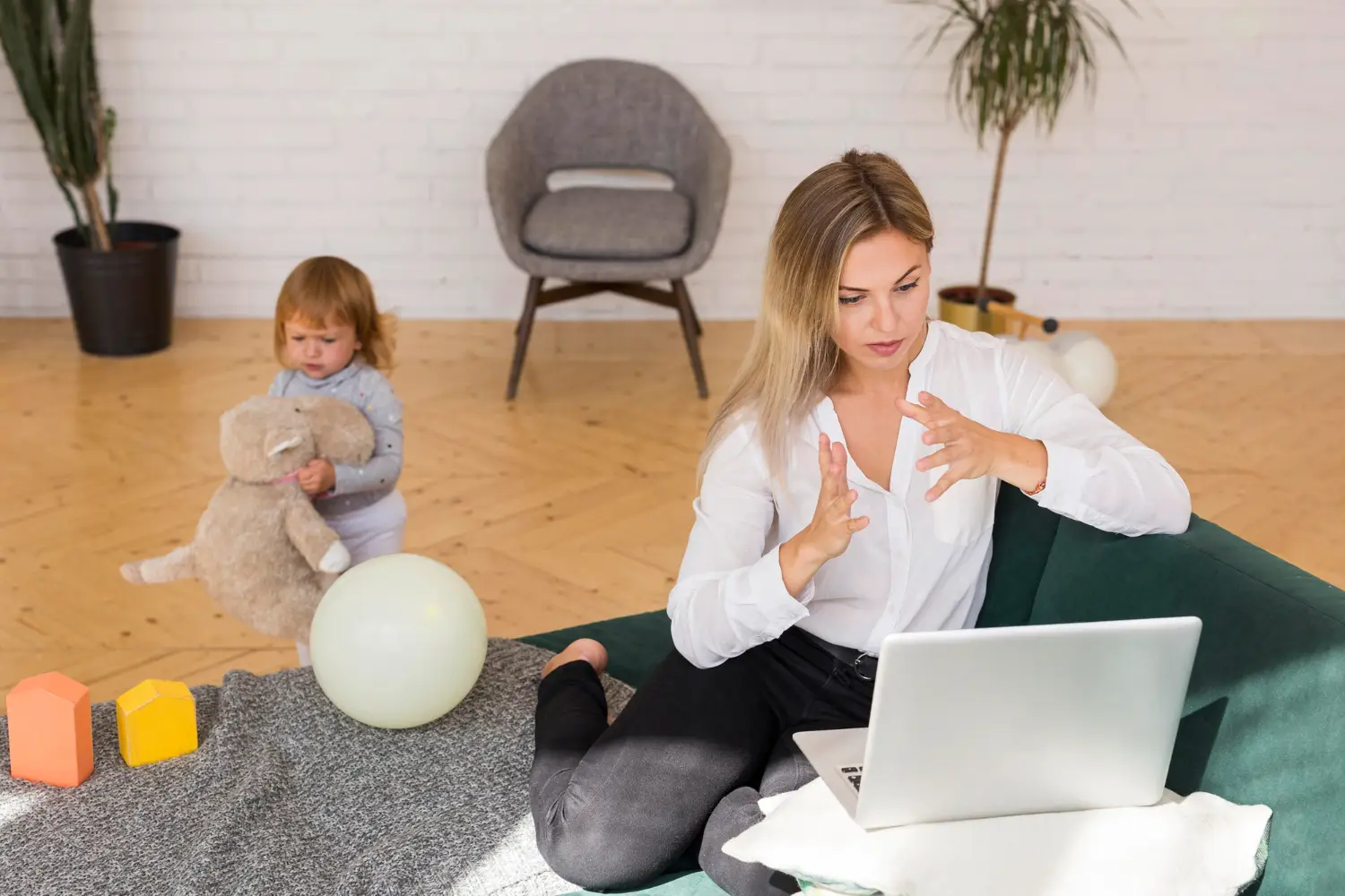 Inégalités salariales : pourquoi les femmes travaillent moins que les hommes ?