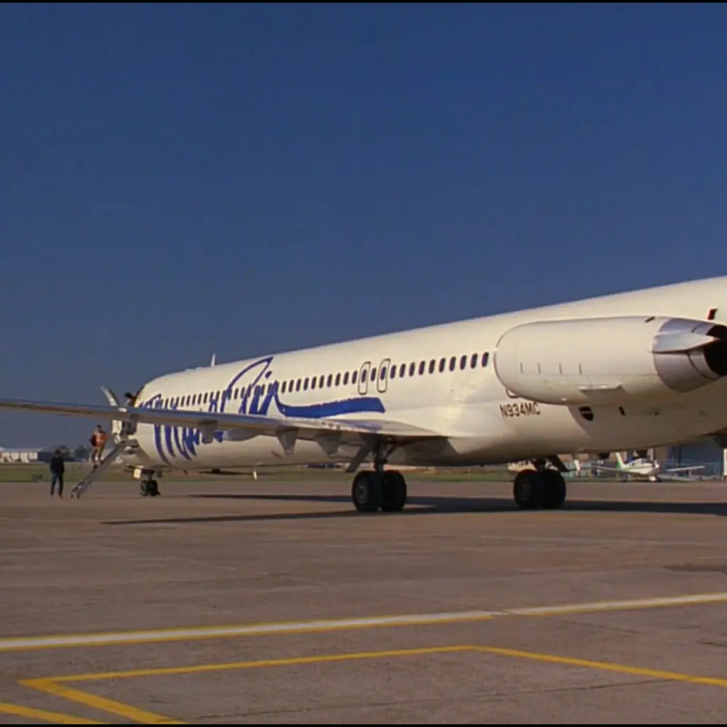 Deux personnes descendent d'un avion sur le tarmac d'un aéroport